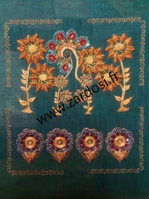 Broderie de luxe réalisée à l’atelier Zardosi Panneau de broderie de luxe réalisé en cannetille, fil d’or et sequins